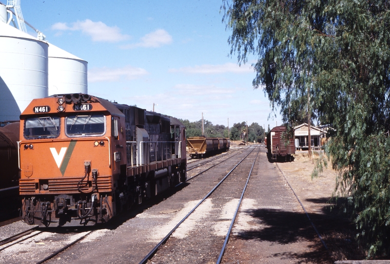 117527: Swan Hill N 461 running round 8031-8052 Passenger