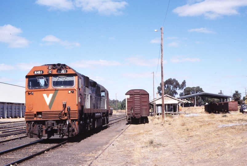 117528: Swan Hill N 461 backing down for 8052 Up Passenger