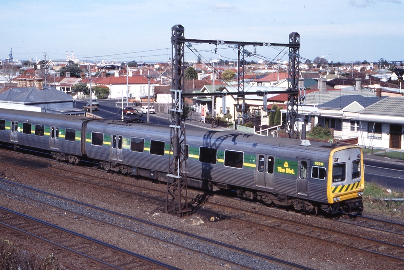 117617: West Footscray Down Suburban 3-car Comeng 629 M leading