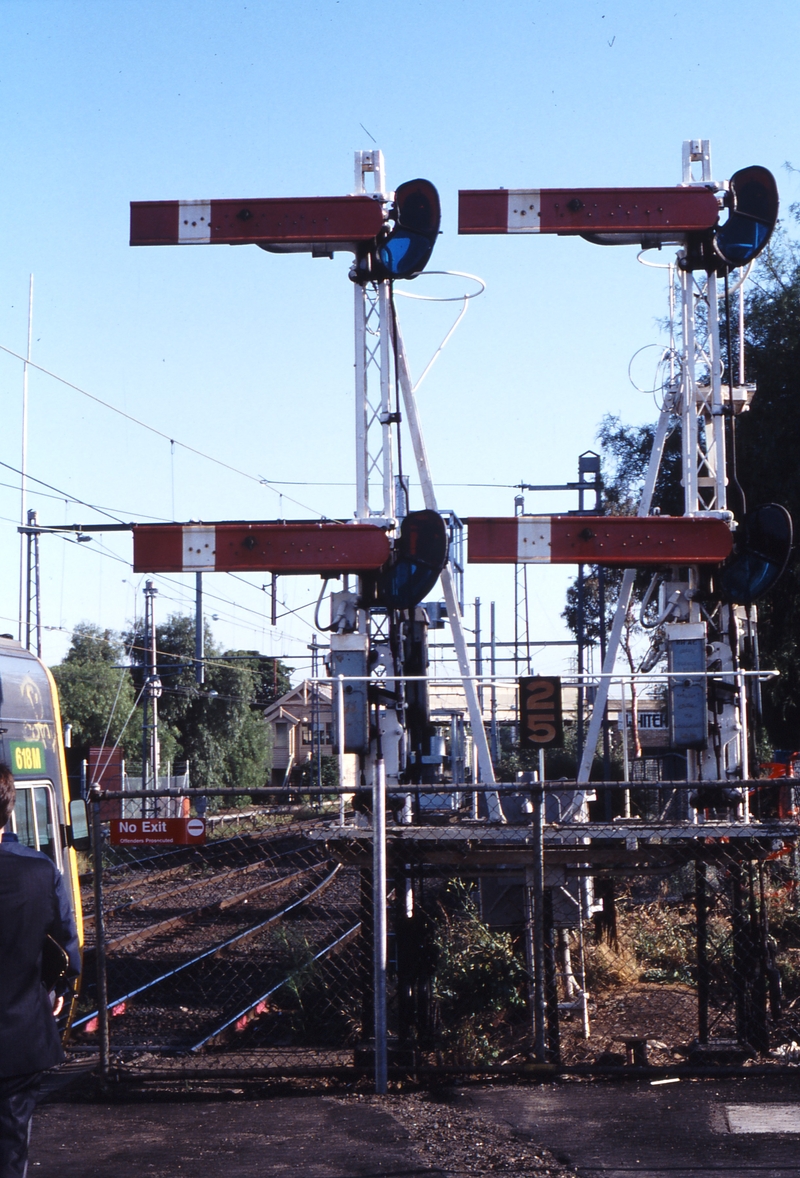 117822: Clifton Hill Post 25 Looking away from Melbourne