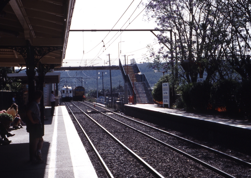 117991: Emu Plains Up Comeng Single Deck Interurban on wrong line and Work Train 8042