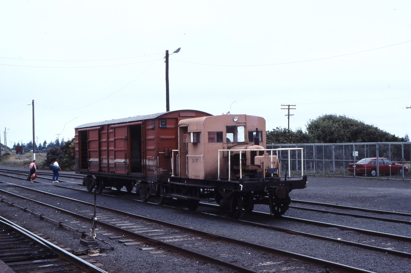 118014: Warrnambool RT 26 shunting D Van