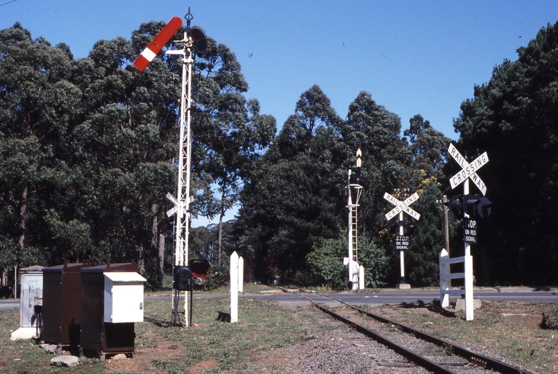 118207: Emerald Main Road Level Crossing Looking towards Lakeside