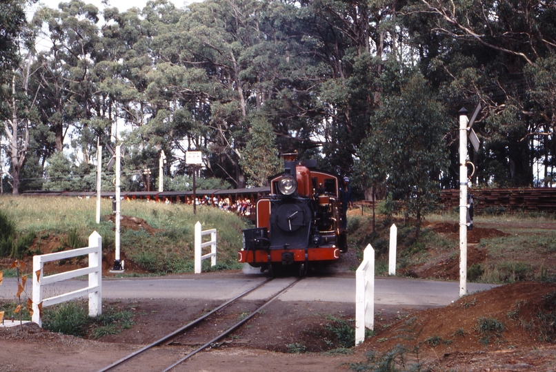 118285: Emerald Kilvington Drive Level Crossing Up Passenger 14A