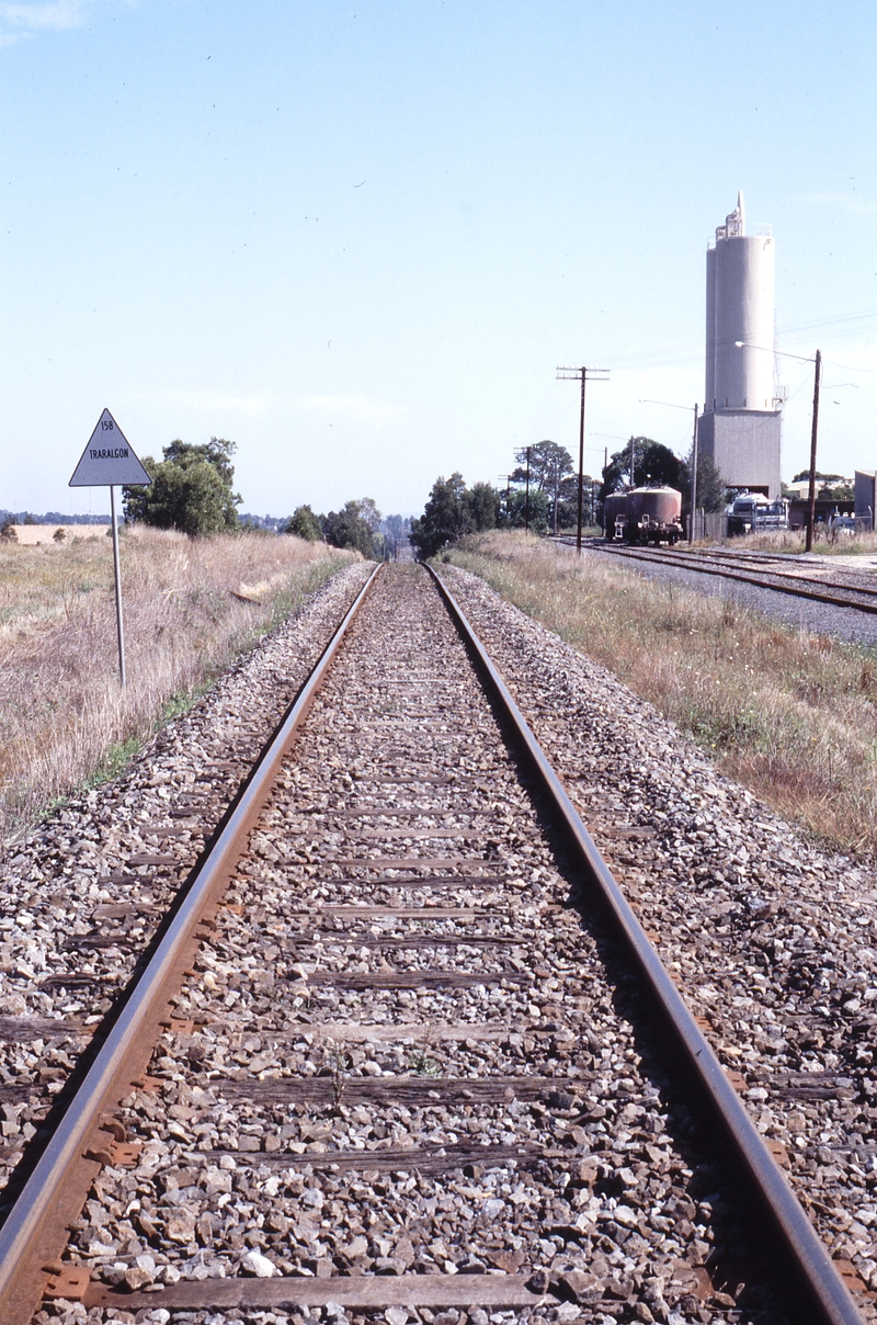 118305: Traralgon Cement Siding Looking towards Melbourne