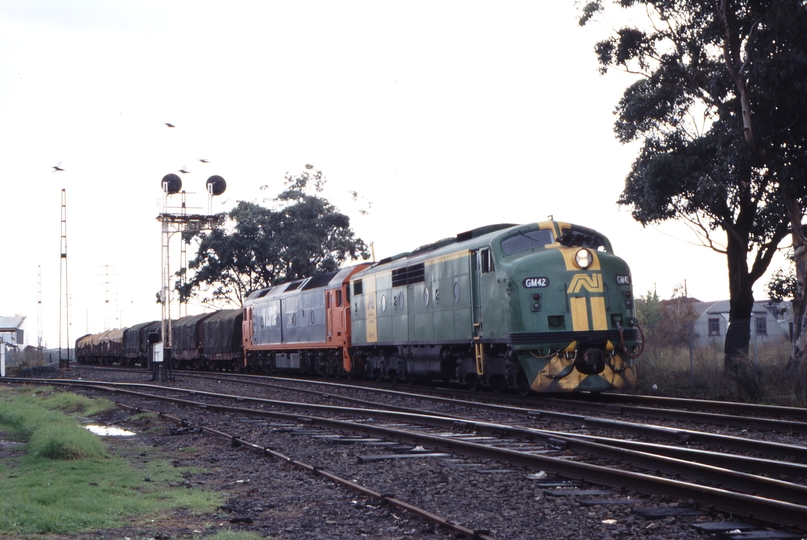 118433: Newport - Sunshine km 11.4 Melbourne Road Overpass 9169 Down Intersystem Express Goods GM 42 G 541