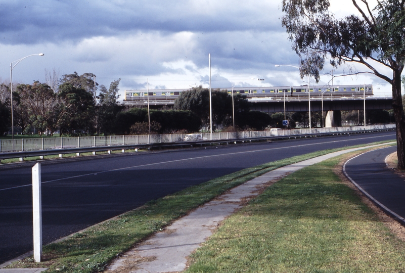 118489: Glen Waverley Line Yarra & SEMARL Bridge Up Suburban 3-car Comeng