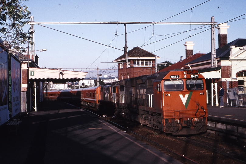 118690: Footscray 8065 Down Bendigo Passenger N 457 X 41