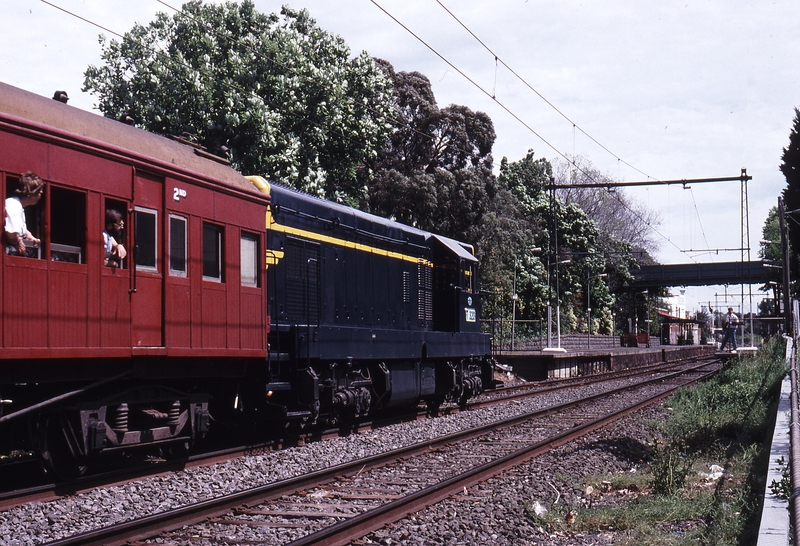 118700: Middle Brighton up side 7587 Down Special Passenger T 320 leading J 515 trailing