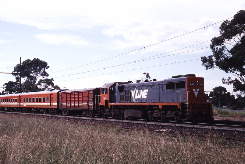 118781: Sunshine down side Anderson Road Level Crossing 8052 Up Passenger from Bendigo X 43