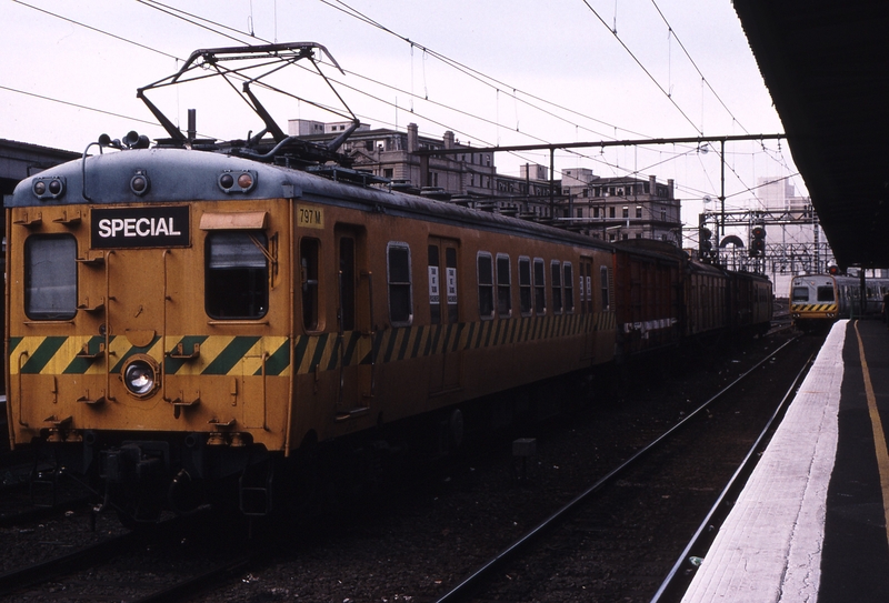 118912: Spencer Street Overhead Greaser Train 797 M leading