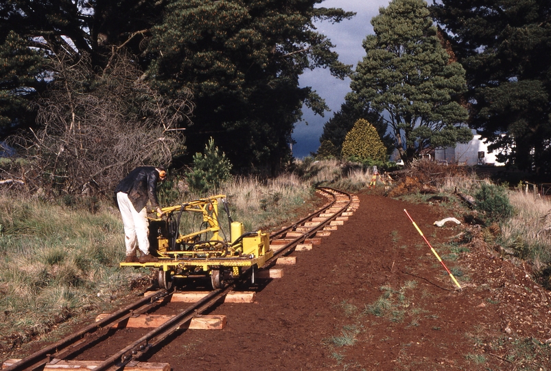 118957: Belgrave End Curve 104L Looking towards Gembrook Michael Venn operating spiking machine