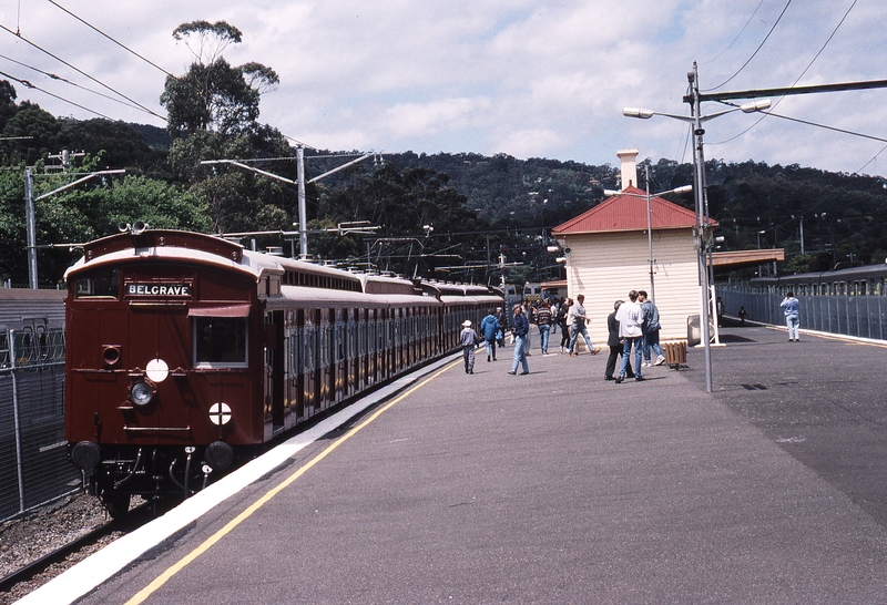 119055: Upper Ferntree Gully Down Elecrail Special 4-car Tait 230 D trailing