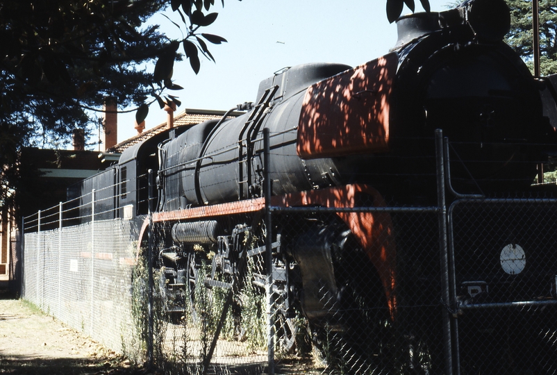 119154: Bendigo Garden outside Victorian Railways Institute R 711