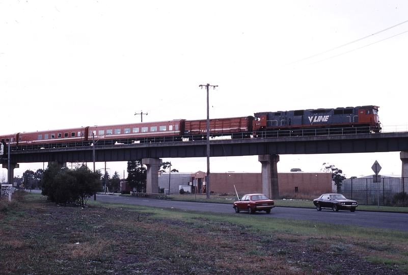 119332: Sunshine Road Bridge 8237 Down Geelong Passenger N 463 Diverted due to work at Spotswood