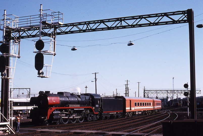 119343: Spencer Street 8314 Up Passenger from Seymour R 707