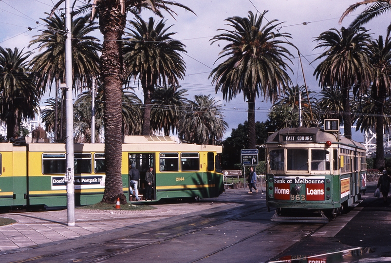 119413: Acland Street at Carlisle Street B2 2044 and SW6 963