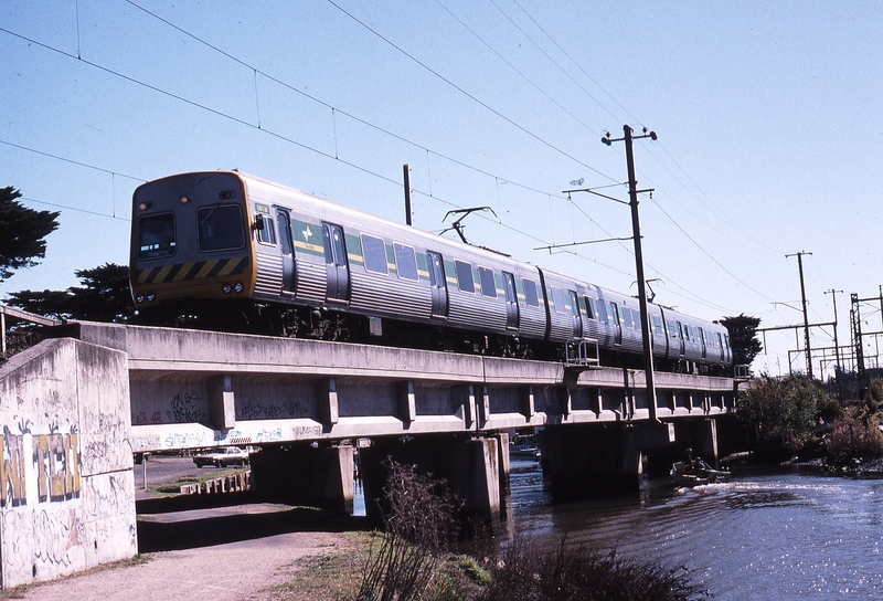 119428: Mordialloc Creek Bridge Down Suburban 3-car Comeng 661 M leading