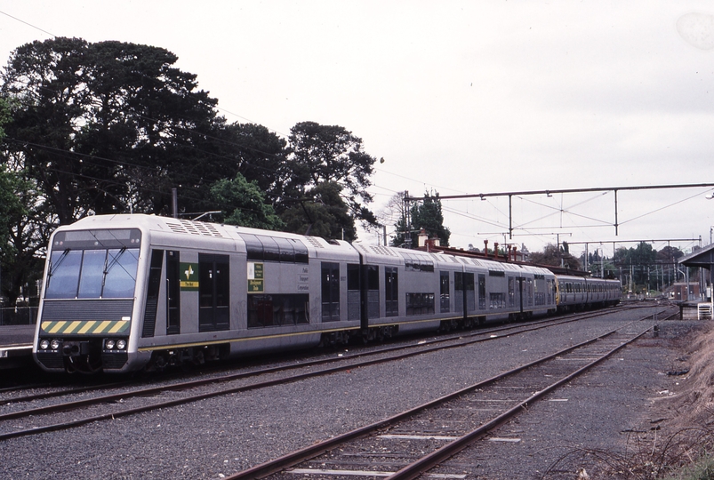 119482: Lilydale Suburban 4D Double Deck train + 3-car Comeng 6002 T nearest