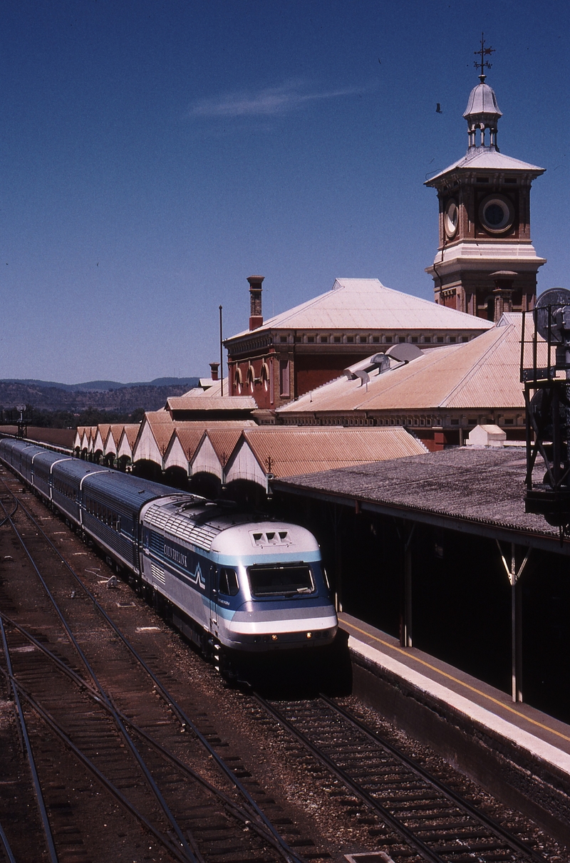 119638: Albury ST4 Up Daylight XPT XP 2018 leading