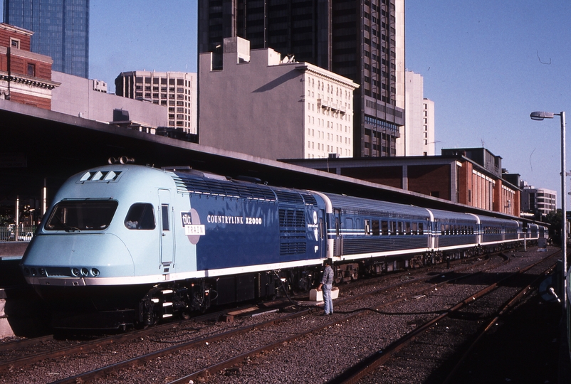 119646: Spencer Street 8621-8622 XPT XP 2000 Tilt Train nearest