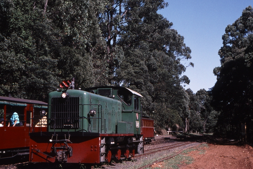 119766: Lakeside D 21 running round cars