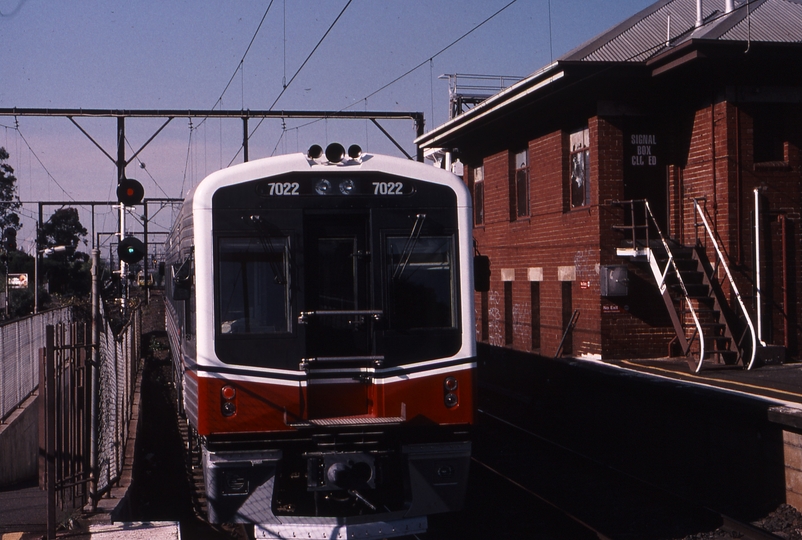 119943: South Kensington Up Empty Cars 7022