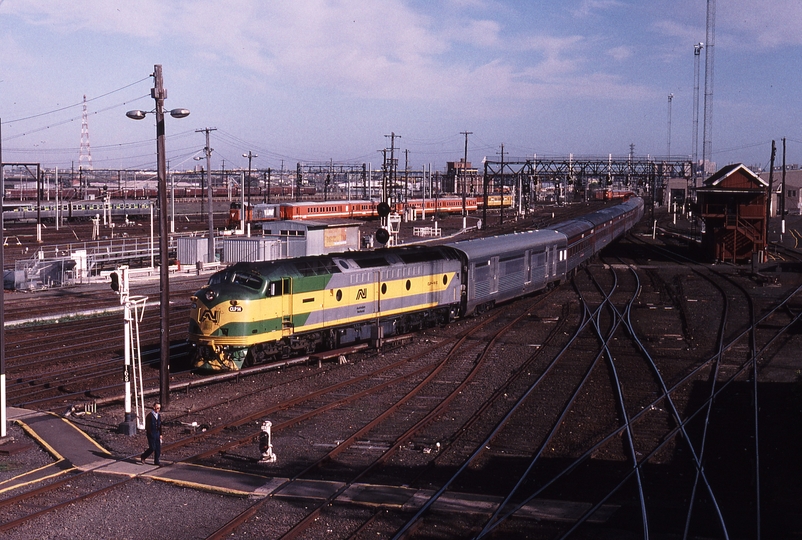 120449: Spencer Street 8702 Up Overland Express CLP 14