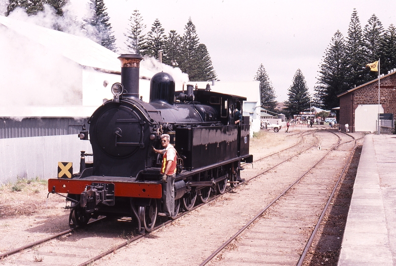 120778: Victor Harbour F 251 running round