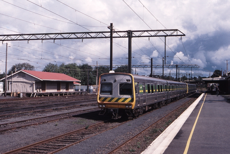 120865: Warragul stabled 6-car Comeng Train 362 M nearest