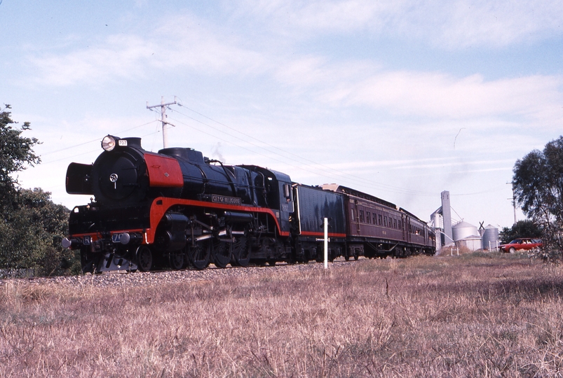 120899: Yarrawonga down side 8395 Down Special Passenger R 707