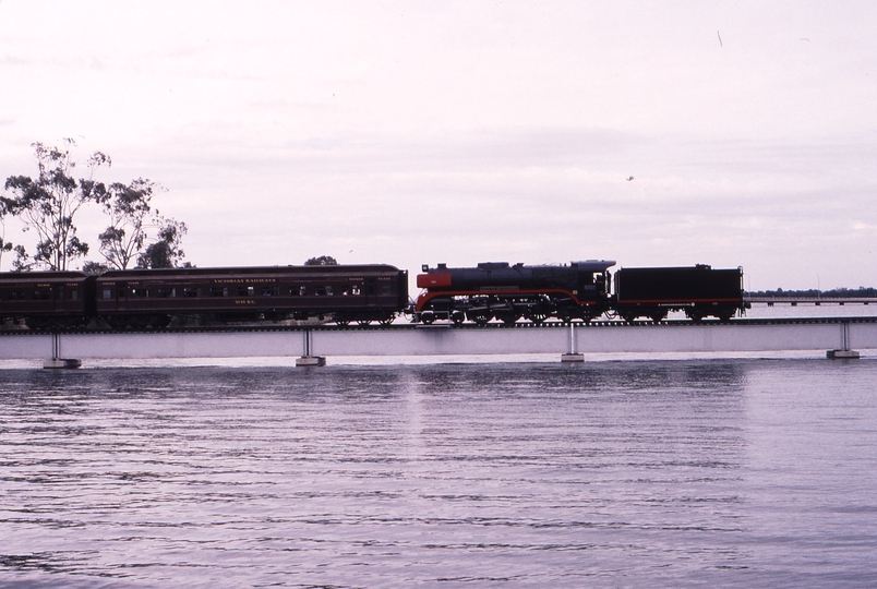 120900: Yarrawonga Weir Bridge 2 8394 Up Special Passenger R 707