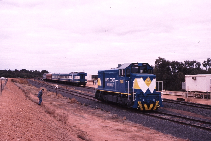 121040: Yelta T 369 running round 8189-8188 Special Passenger