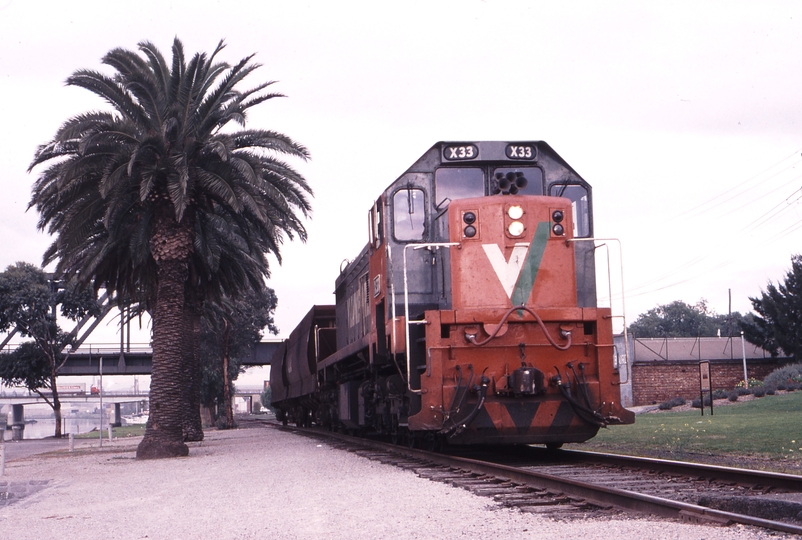 121059: Footscray Goods Line just North of Bunbury Street 9528 Empty Briquette Train X 33