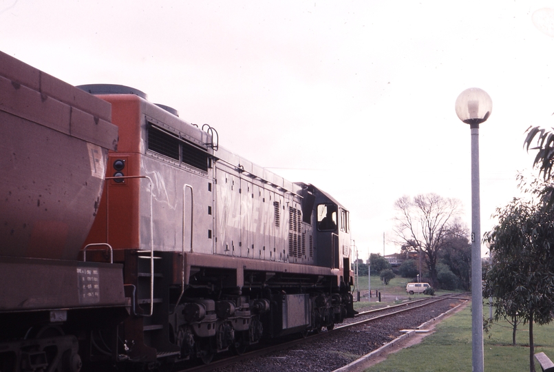 121060: Footscray Goods Line just North of Bunbury Street 9528 Empty Briquette Train X 33