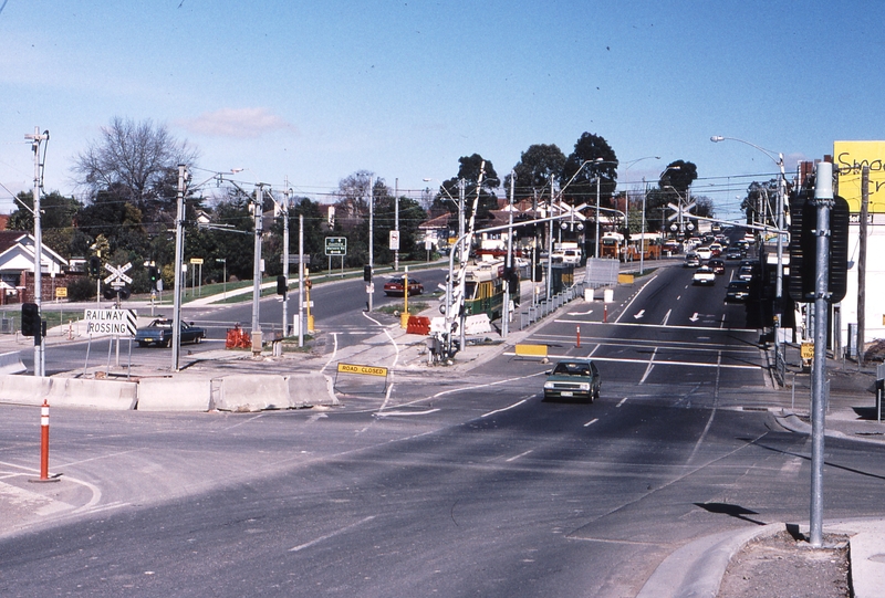 121142: Gardiner Burke Road Level Crossing Looking South