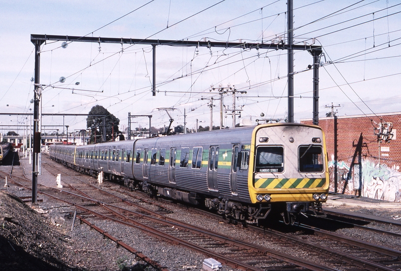 121143: Glen Waverley Up Suburban 6-car Comeng 550 M leading