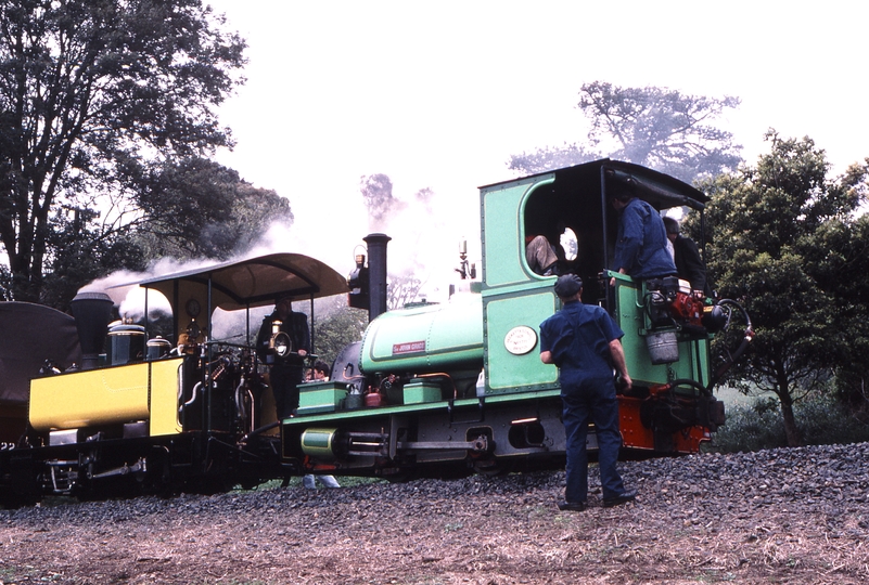 121157: Clematis Up Shuttle Train Peckett 1711 Carbon leading