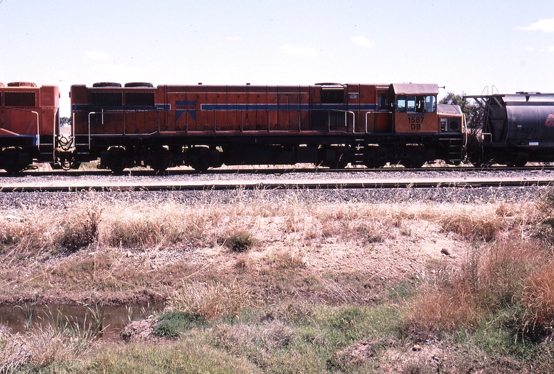 121452: Bunbury Inner Harbour DB 1583 DB 1587 shunting Alumina Train