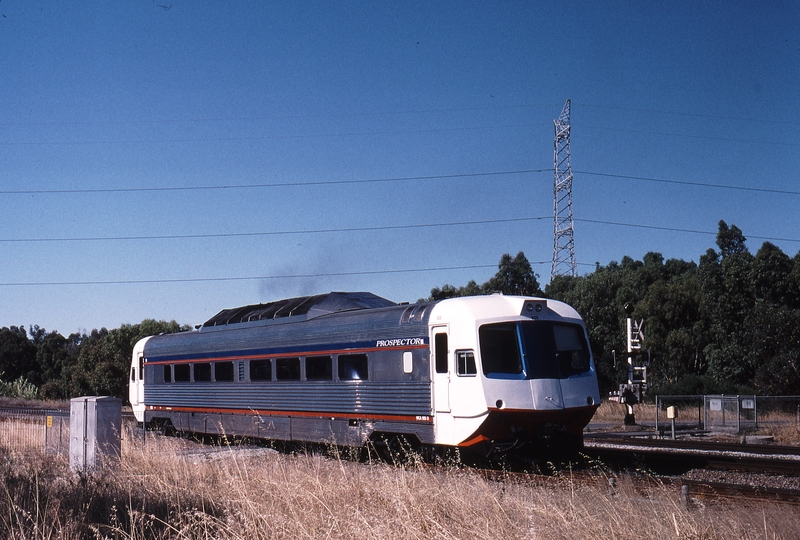 121580: Woodbridge South Swan Street Level Crossing Up Empty Cars WCA 905