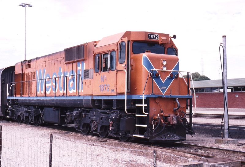 121604: Forrestfield Yard NB 1872 shunting Indian Pacific Cars through Car Wash