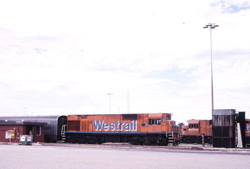 121605: Forrestfield Yard NB 1872 shunting Indian Pacific Cars through Car Wash