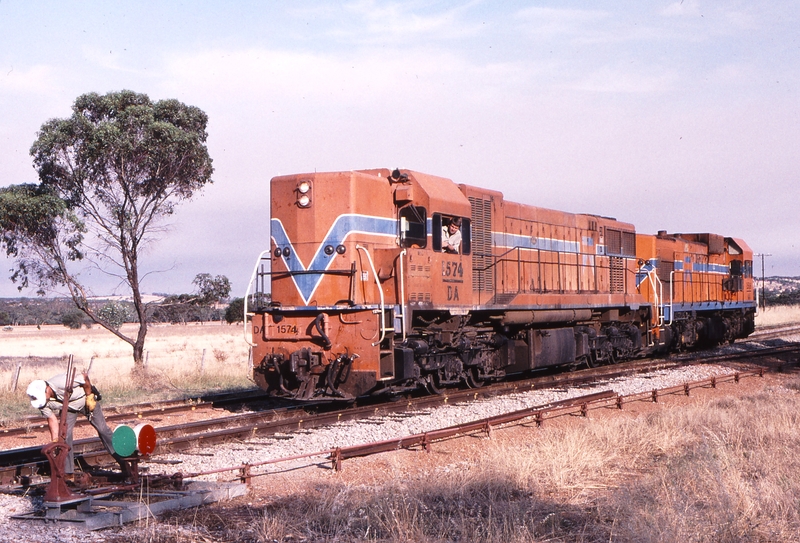 121646: York CBH Siding km 42 Up Grain Train DA 1574 AA 1516