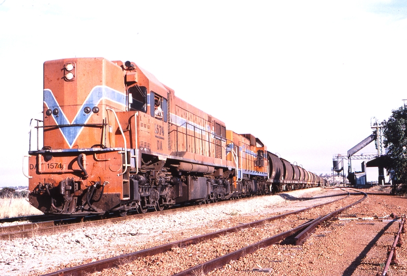 121653: York CBH Siding km 42 Up Grain Train DA 1574 AA 1516