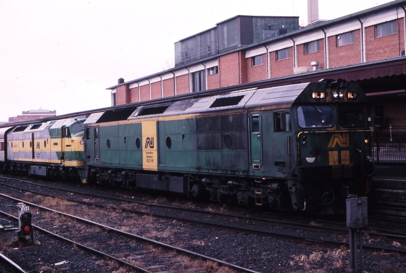 121850: Spencer Street 8702 Up Overland Express BL 31 CLP 12