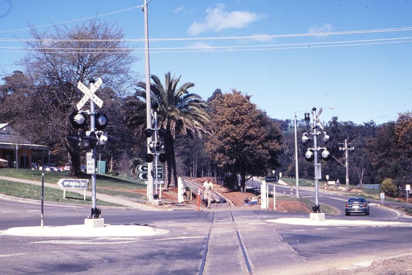 121977: Cockatoo McBride Street Level Crossing Looking East