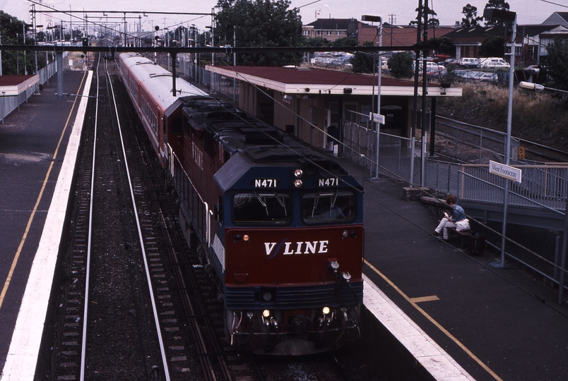 122026: West Footscray 8022 Up Passenger from Swan Hill N 471