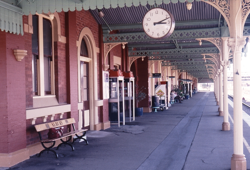 122175: Albury looking North along main platform