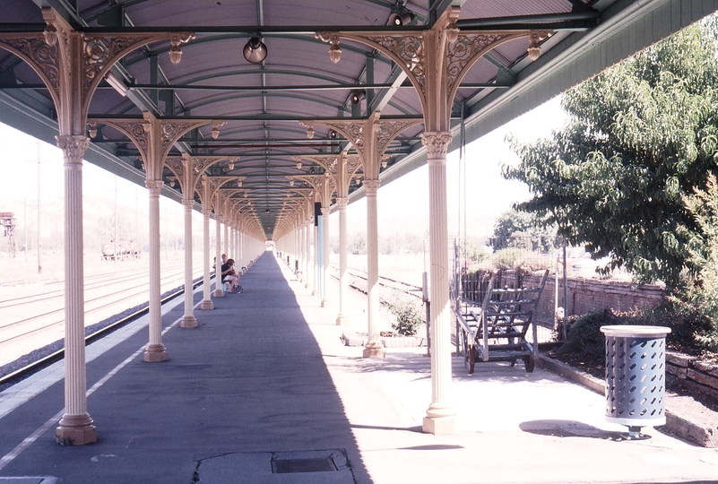 122176: Albury Looking South along exchange platforms Standard Gauge Left and Broad Gauge Right