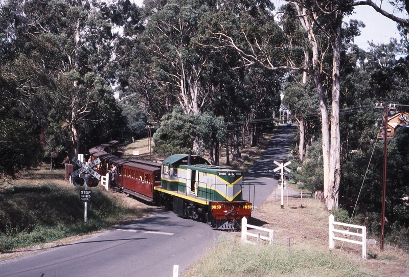 122202: Menzies Creek Up Side School Road Level Crossing 1 Up Passenger DH 59